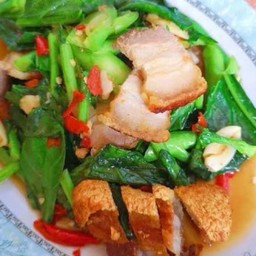 A4.ผัดคะน้าฮ่องกงหมูกรอบ