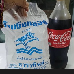 โค้ก 1.25 หรือจะเป็นสีอื่นก็ได้หรือจะเป็นเป๊ปซี่ก็ได้+น้ำแข็ง