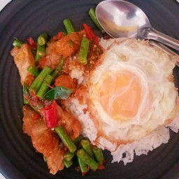 ข้าวผัดพริกแกงหมูกรอบ