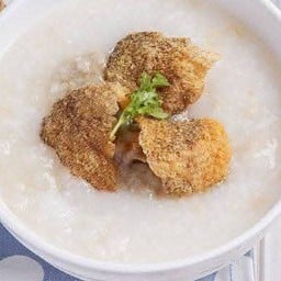 Crispy Gourami Fish Congee with Spicy Nam Tok-Style Broth and Seasoned Fermented Fish Sauce โจ๊กน้ำตกปลาสลิดกรอบกับซอสปลาร้าทรงเครื่อง