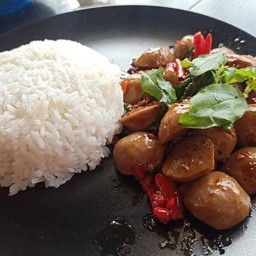 B6 กระเพราลูกชิ้นหมูราดข้าว