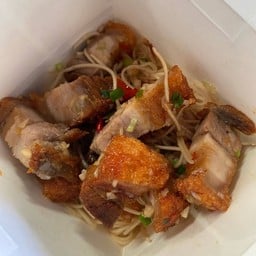 หมี่ฮ่องกง(หมูกรอบ)ผัดกระเทียมพริกสด