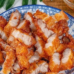 ข้าวหมูสามชั้นทอดน้ำปลา