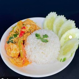 กุ้งผัดผงกะหรี่ราดข้าว