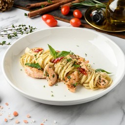 ลิงกวินี่แซลมอนผัดพริกกะเทียม