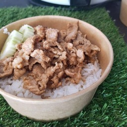 ข้าวราดหมูชิ้นกระเทียม