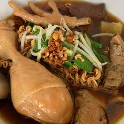 ก๋วยเตี๋ยวน่องไก่ตุ๋น