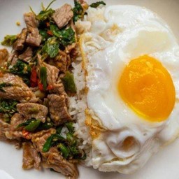 กะเพราเนื้อชิ้น ราดข้าว