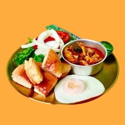 ขนมปังบันปิ้ง จิ้มแกงพะแนงไก่ พร้อมไข่ดาว