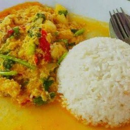 ผัดผงกระหรี่ราดข้าว