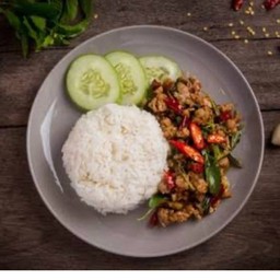 เนื้อกะเพราราดข้าว