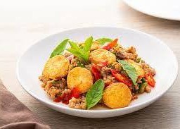 ข้าวกะเพราเต้าหู้หมูสับ พริกแห้งโบราณ