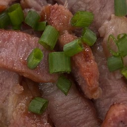 ข้าวหมูอบ น้ำจิ้มแจ่ว
