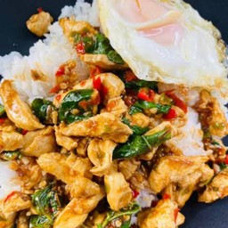 ข้าวกะเพราไก่พร้อมไข่ดาว