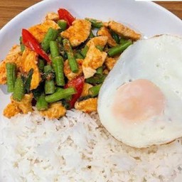 ข้าวพริกเเกงไก่