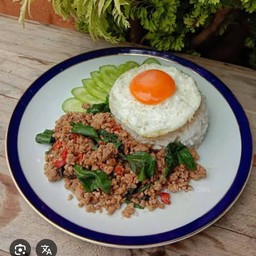 ข้าวกะเพราเนื้อสับล้นถาดพร้อมไข่ดาว