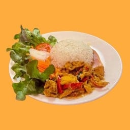 ข้าวพะแนงไก่ พร้อมไข่ดาว