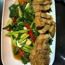ผัดคะน้าหมูกรอบ