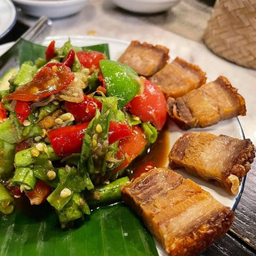 ตำถั่วหมูกรอบ (Long Bean Som Tum with crispy pork)