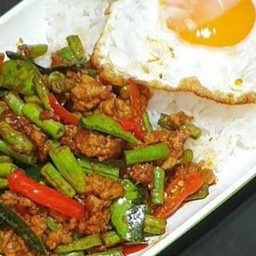 ข้าวพริกเเกงหมูชิ้น