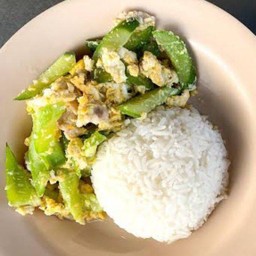 แตงกวาผัดไข่ราดข้าว(ไม่ใส่เนื้อสัตว์)