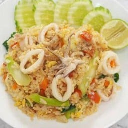 ข้าวผัดปลาหมึก  ฟรีน้ำซุป