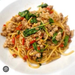 สปาเกตตีกะเพราไก่สับ