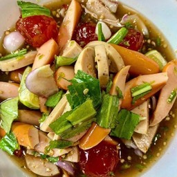 ยำไส้กรอกไก่หนังกรอบหมูยอไข่แดงเค็ม