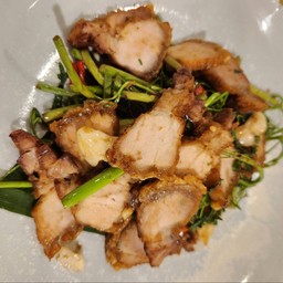 ผัดกระเฉดหมูกรอบ