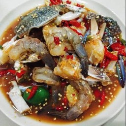 ยำปูม้ากุ้งสด