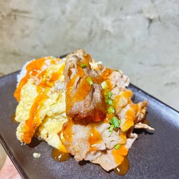 ข้าวไข่ข้นเบคอนเนื้อ
