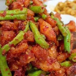 ผัดพริกแกงกากหมูไข่ดาว