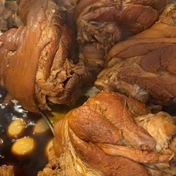 ขาหมูสูตรซัวเถา (ทั้งขา) พร้อมทานและน้ำจิ้ม 3 ถ้วย ไม่รวมไข่
