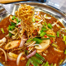 ยำมาม่า (Yum Mama Noodles)