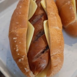 ขนมปังเกลือ ไส้กรอกและชีส