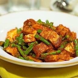 หมูกรอบผัดพริกแกงถั่วฝักยาว