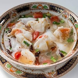 Clear Tom Yum Soup with Lobster and Thin Rice Noodles เส้นเล็กต้มยำน้ำใสล็อบสเตอร์