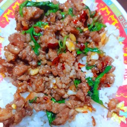 กะเพราหมูสับราดข้าว