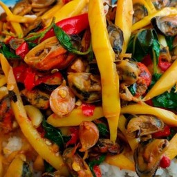 กระเพราหอยแมงภู่หน่อไม้เหลือง