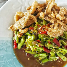 ตำถั่วแคปหมู (Long Bean Som Tum with Pork Knuckle)