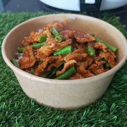 ข้าวผัดพริกแกง หมู