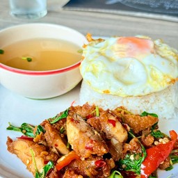 ผัดกระเพรา 2 ใจ (หมูกรอบ และ หมึก) บวก ไข่ดาว 2 ใบ