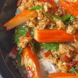 ข้าวกะเพราปูอัด +หมูสับ พริกแห้งโบราณ