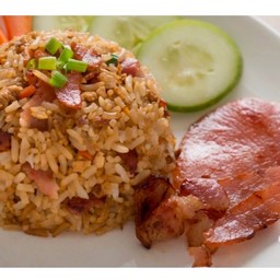 ข้าวผัดเบคอนเนื้อ