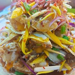 ยำมะม่วงปูไข่ 3 ตัว สูตรกะปิ