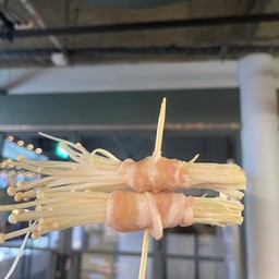 เบคอนพันเห็ดเข็มทอง