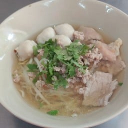 ก๋วยเตี๋ยวเครื่องหมูน้ำ
