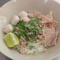 ก๋วยเตี๋ยวเครื่องหมูแห้ง