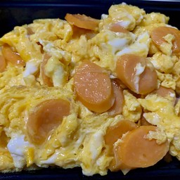 ไข่ขยี้ไส้กรอกไก่ ราดข้าว