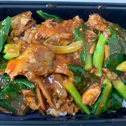 ผัดคะน้าปลากระป๋อง ราดข้าว